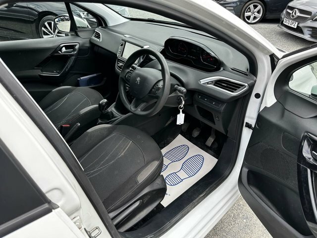 Peugeot 208 White #10