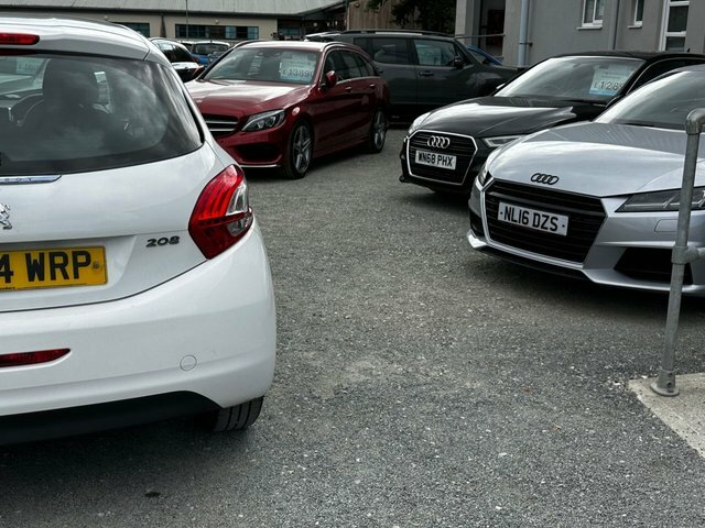 Peugeot 208 White #32