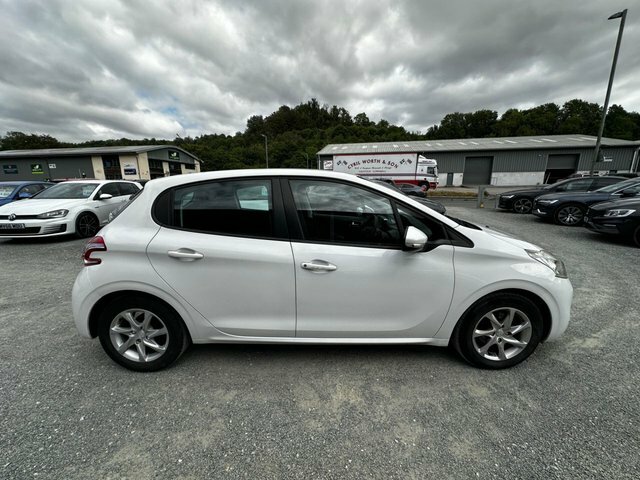 Peugeot 208 White #9