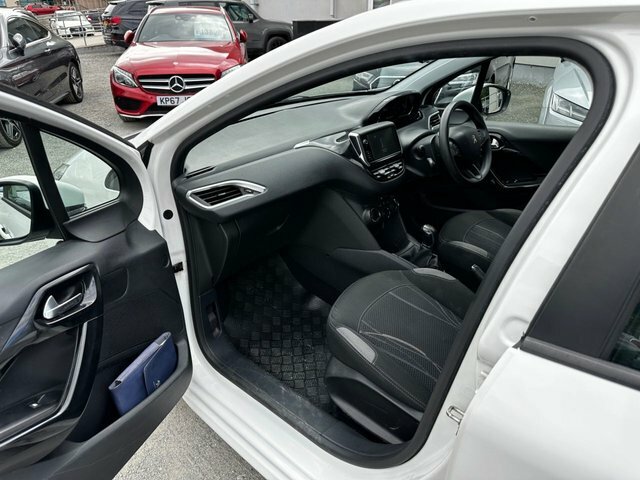 Peugeot 208 White #11