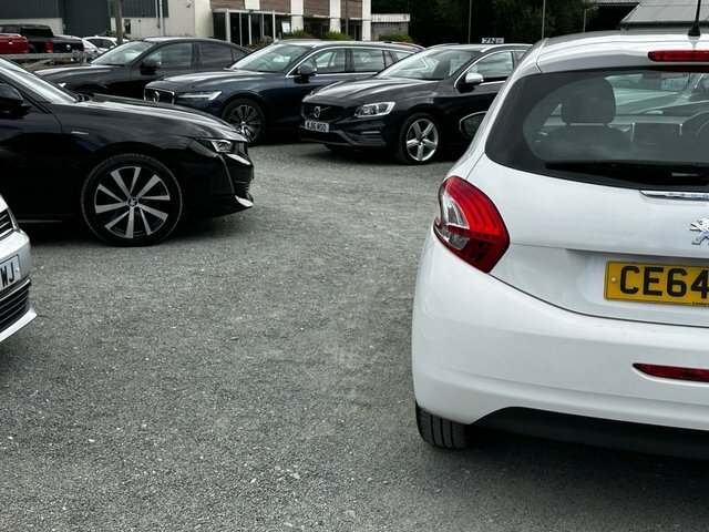 Peugeot 208 White #31