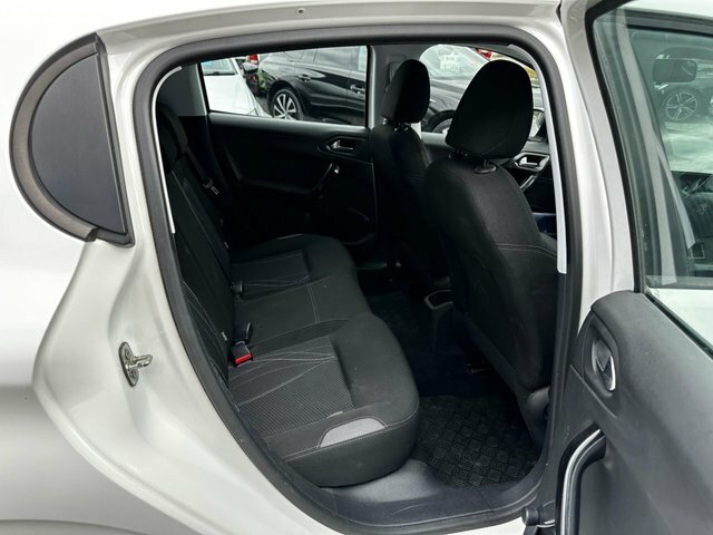 Peugeot 208 White #13