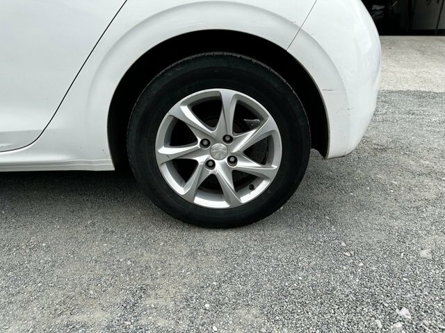 Peugeot 208 White #42