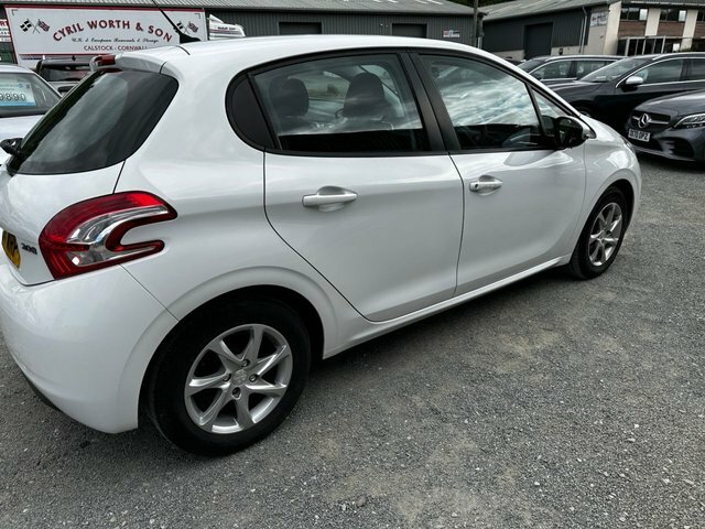 Peugeot 208 White #24