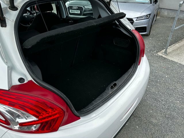 Peugeot 208 White #21