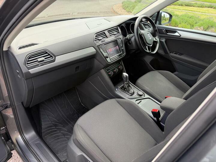 Volkswagen Tiguan Se Navigation Silver #4