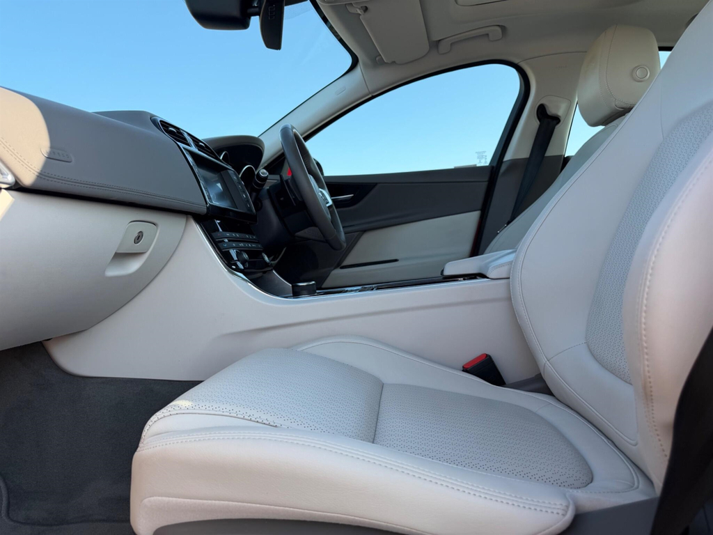Jaguar XE D Prestige Ulez Blue #44