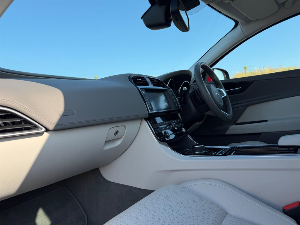Jaguar XE D Prestige Ulez Blue #43