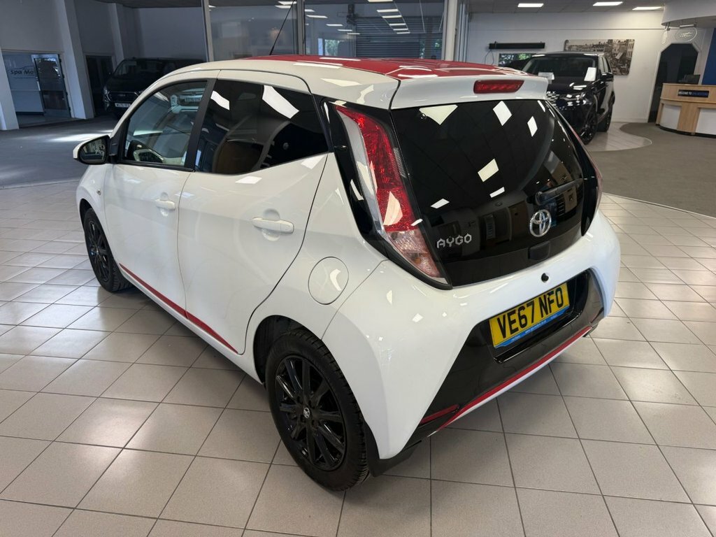 Toyota Aygo 1L X-press White #5
