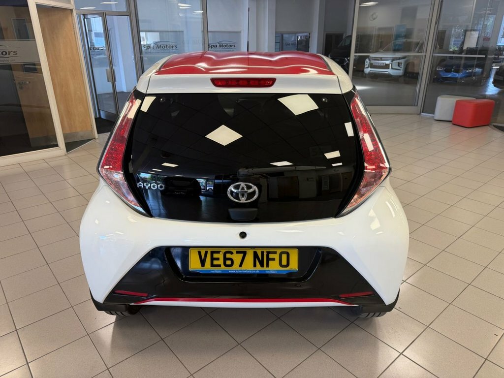 Toyota Aygo 1L X-press White #6