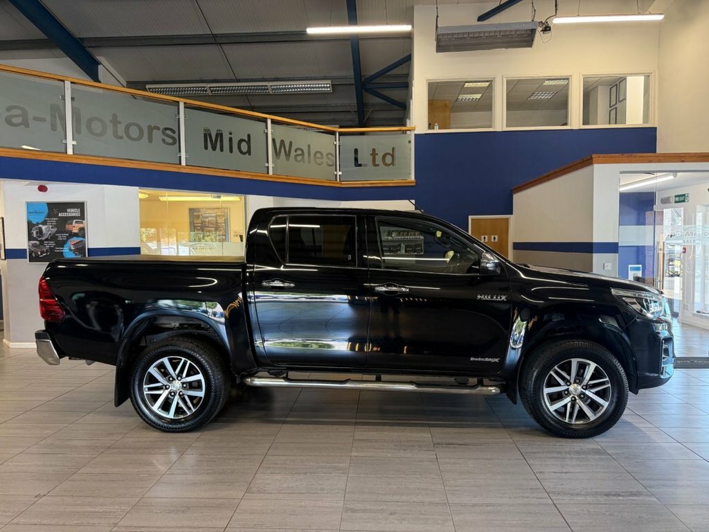 Toyota HILUX 2.4L Invincible X Black