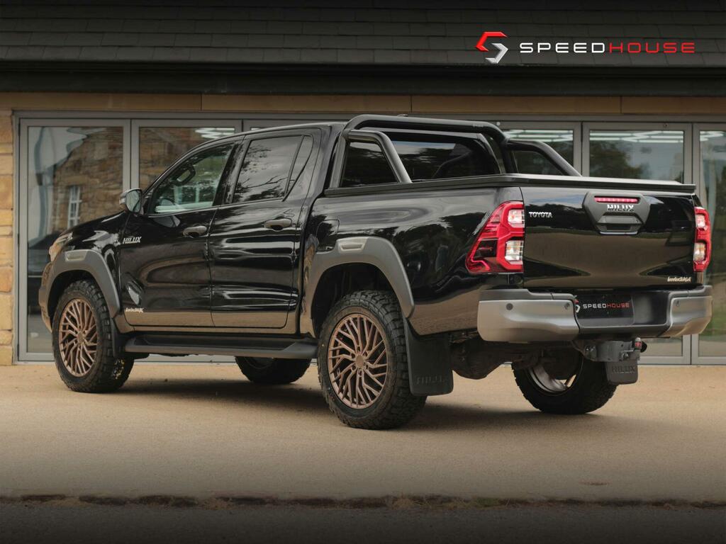 Toyota HILUX Invincible X Black #4
