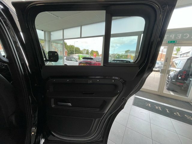 Land Rover Defender 110 D250 X-dynamic Se White #35