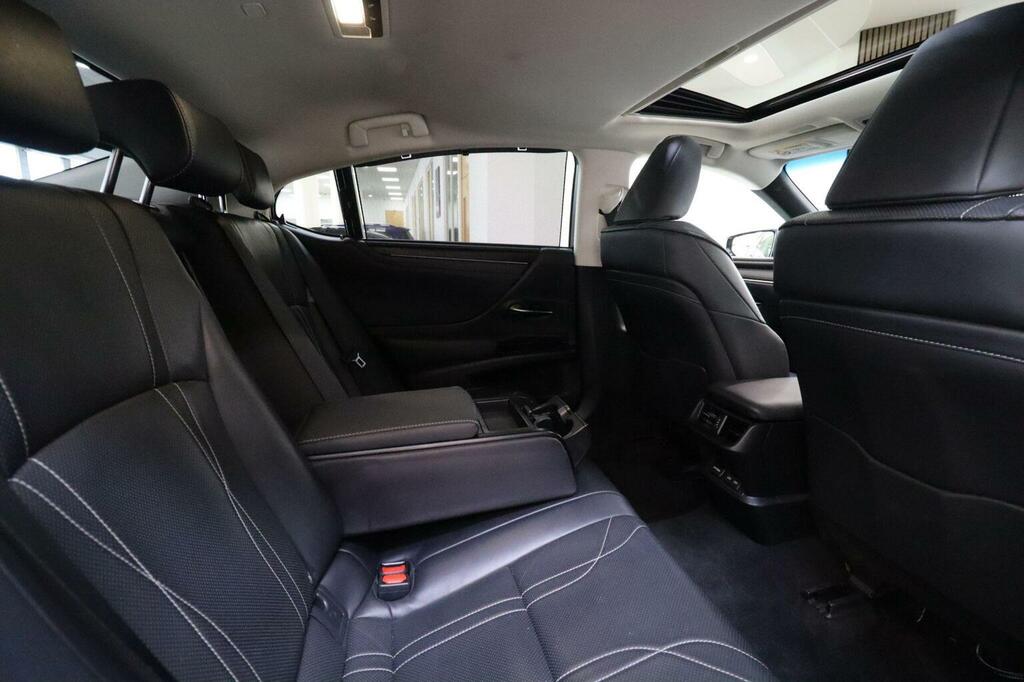 Lexus ES Saloon White #12