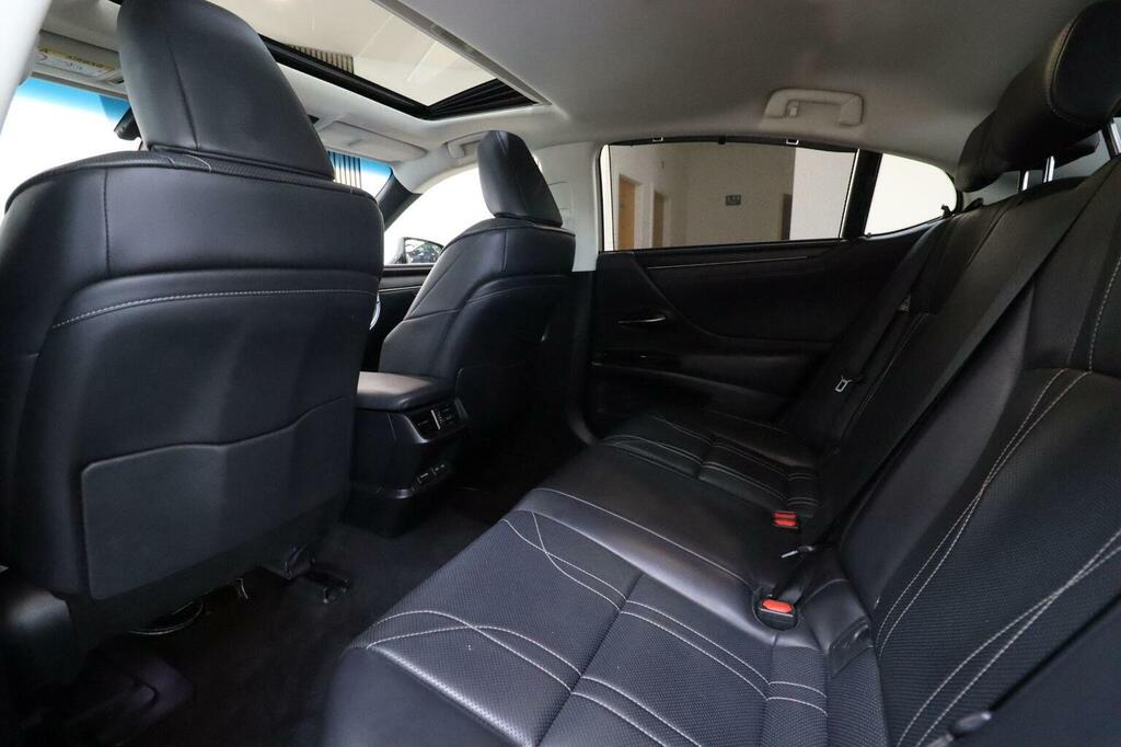 Lexus ES Saloon White #11