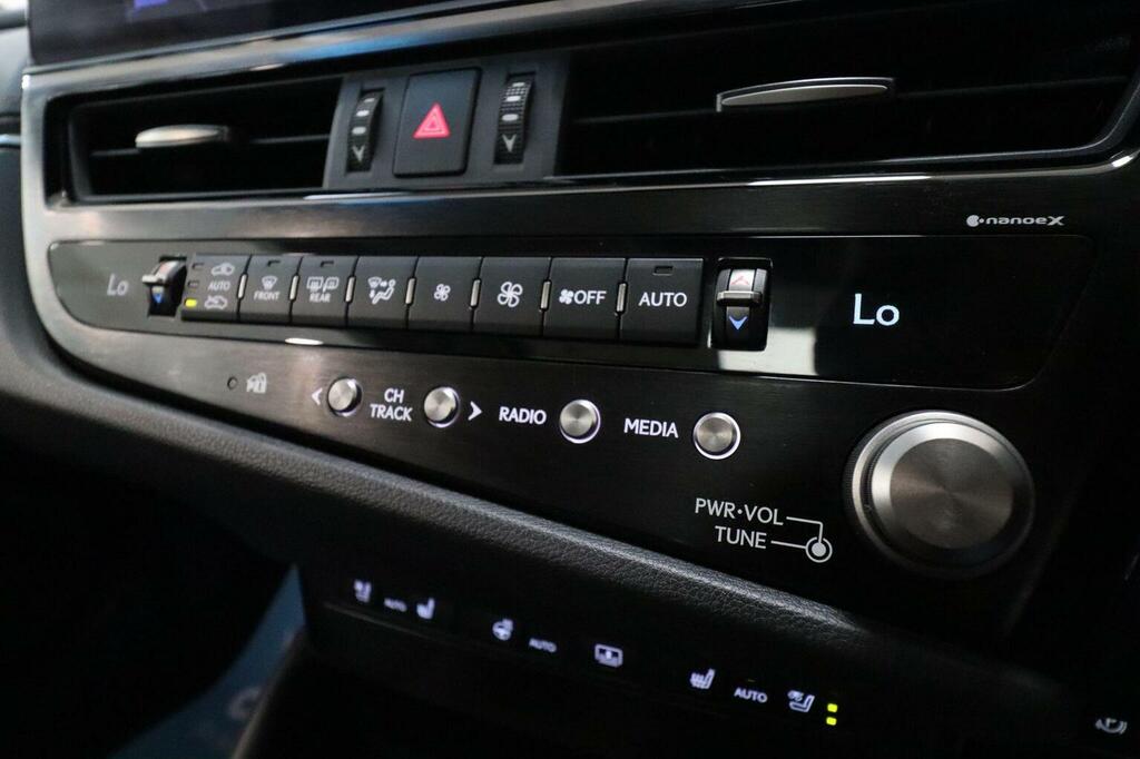 Lexus ES Saloon White #24