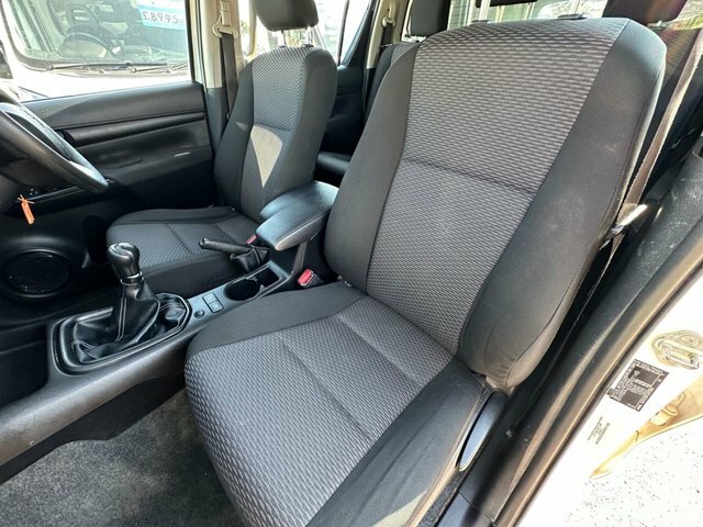 Toyota HILUX D-4d Active Pickup Extended White #4
