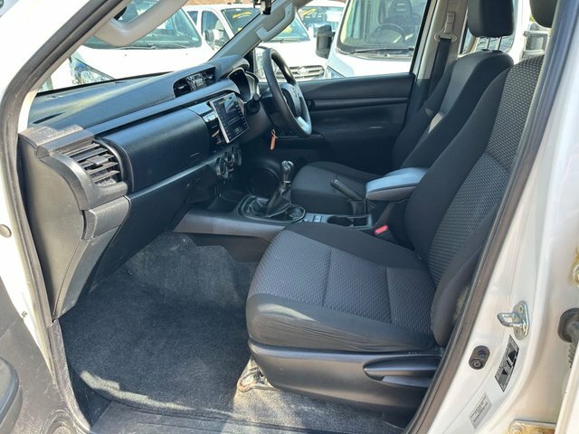 Toyota HILUX D-4d Active Pickup Extended White #6