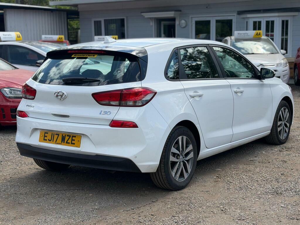 Hyundai I30 1.6 Crdi Blue Drive Se Nav Euro 6 Ss White #2