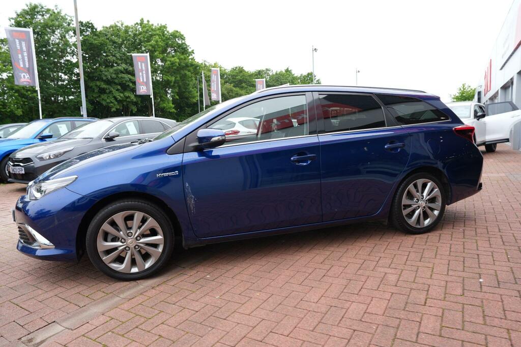 Toyota Auris White #19