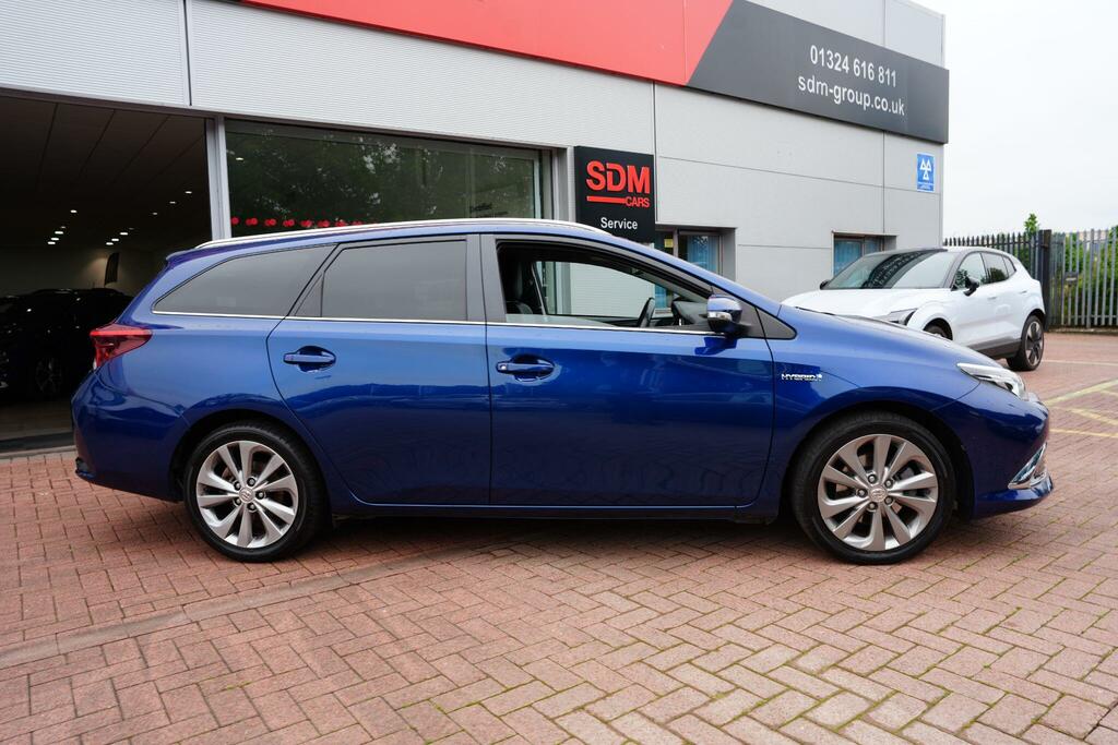 Toyota Auris White #24