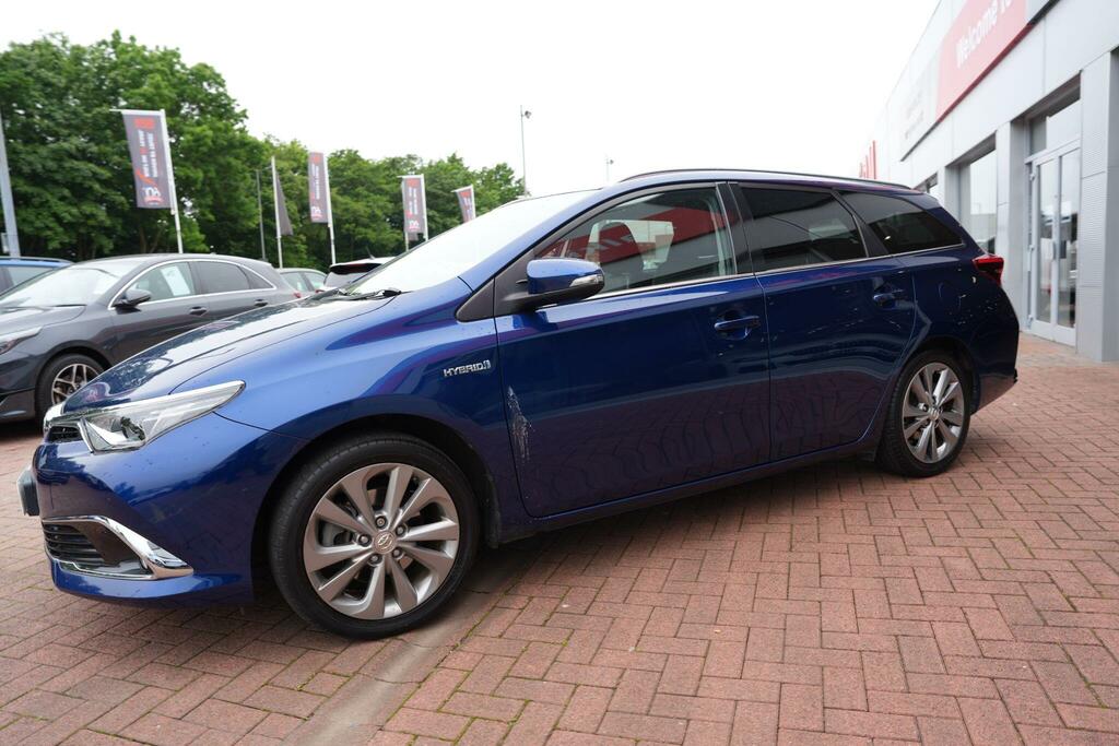 Toyota Auris White #17