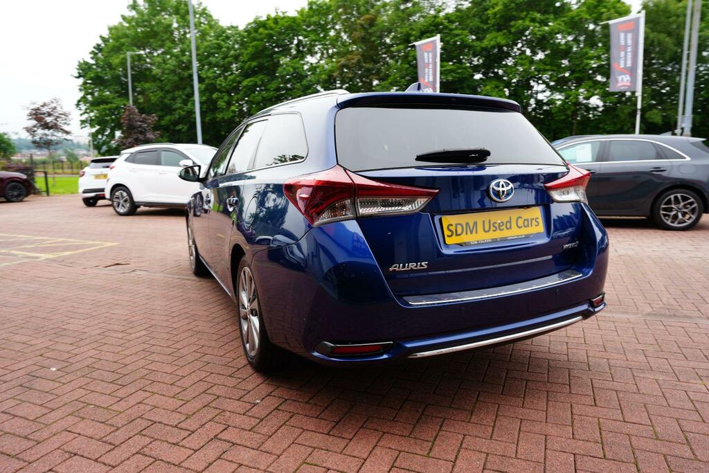 Toyota Auris White #18