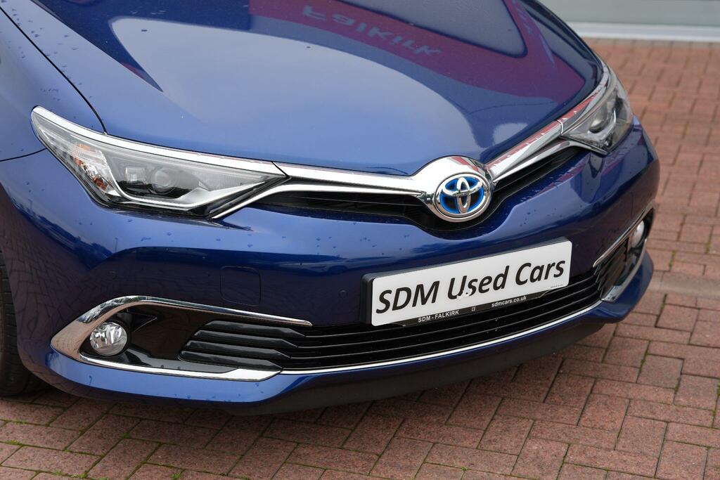 Toyota Auris White #67