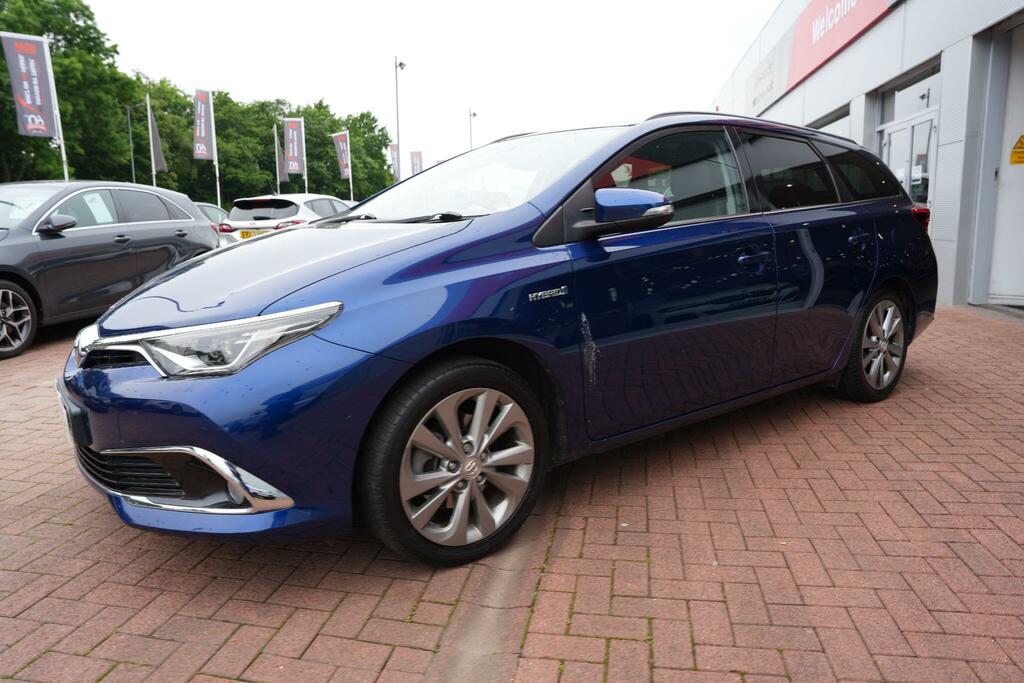 Toyota Auris White #16
