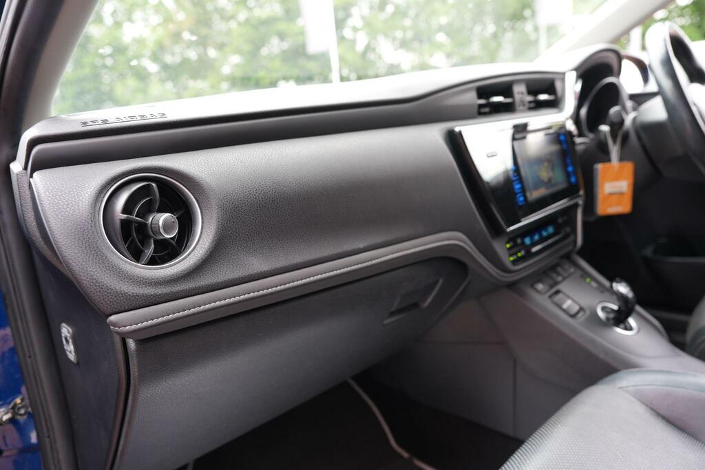 Toyota Auris White #29