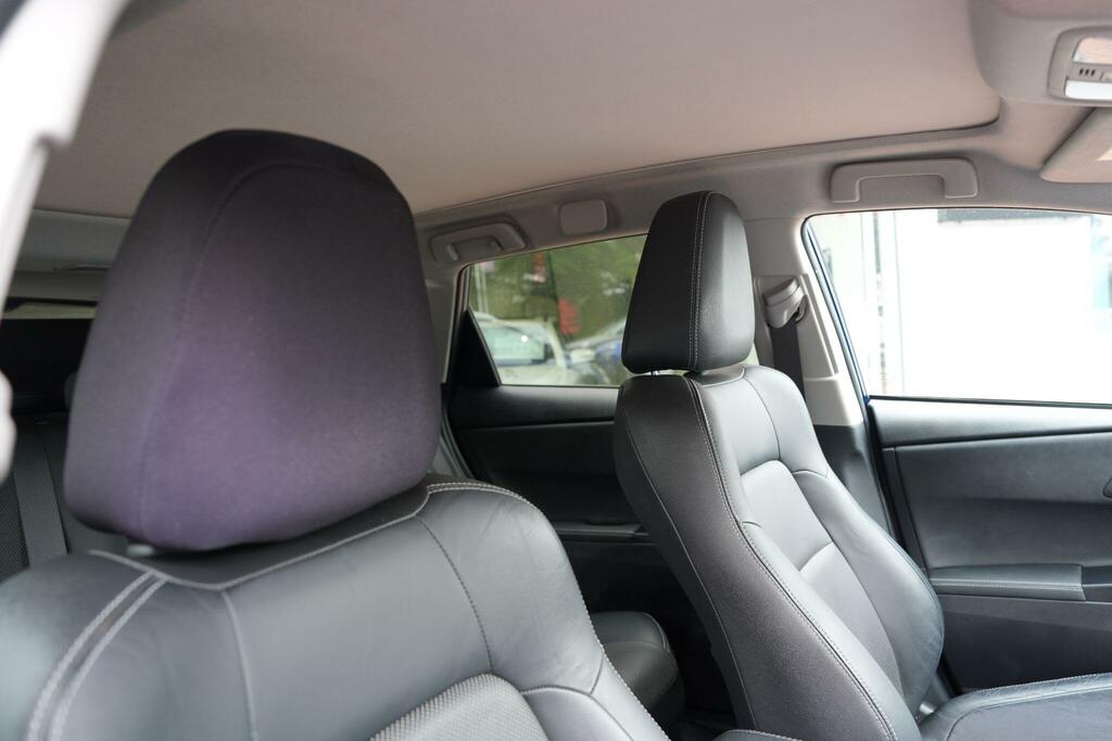 Toyota Auris White #33