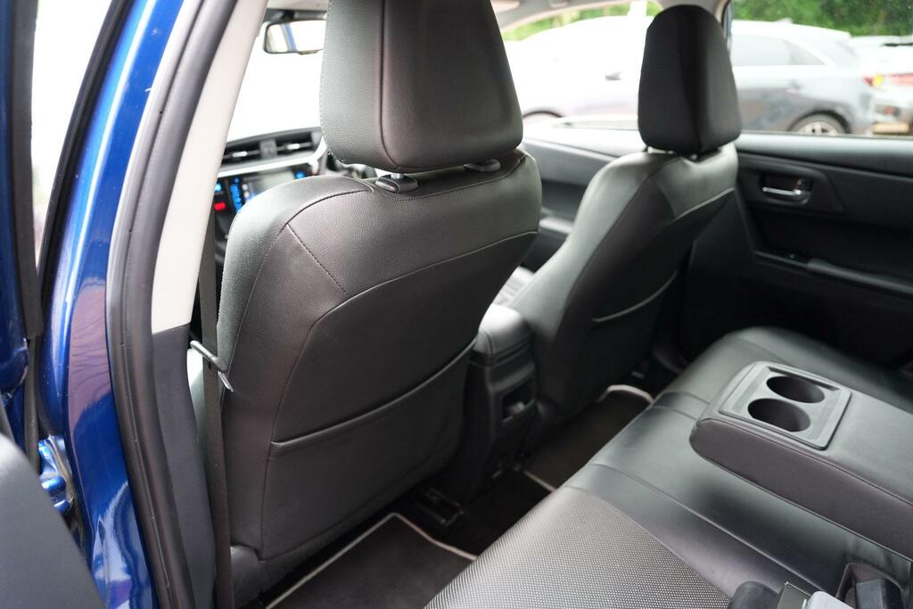 Toyota Auris White #39