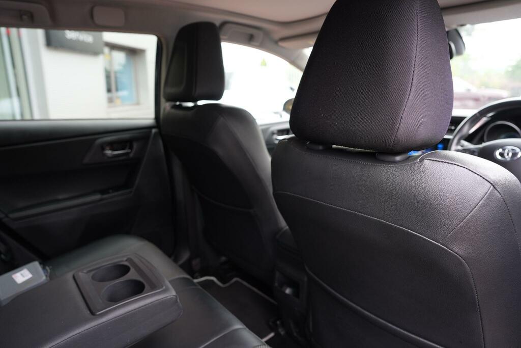 Toyota Auris White #40