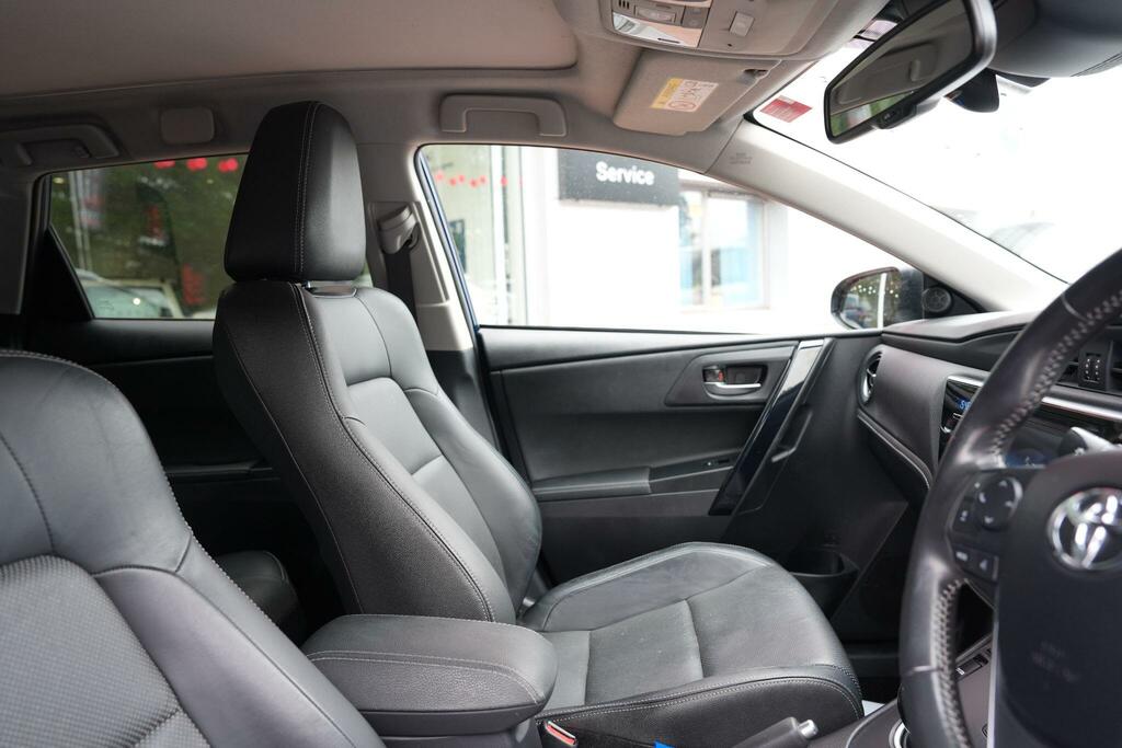 Toyota Auris White #34