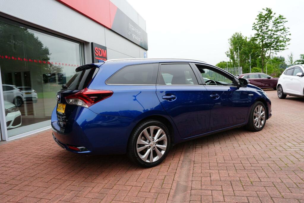 Toyota Auris White #27