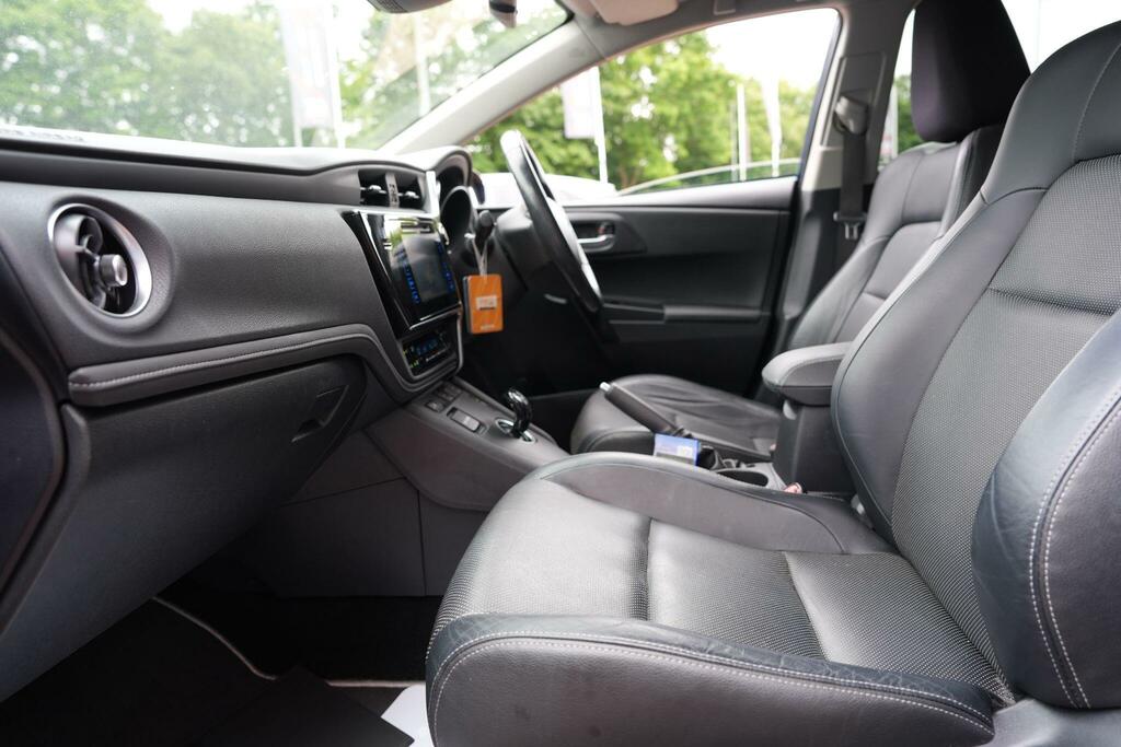 Toyota Auris White #66
