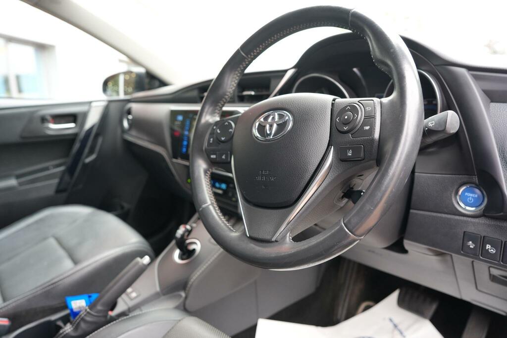 Toyota Auris White #62