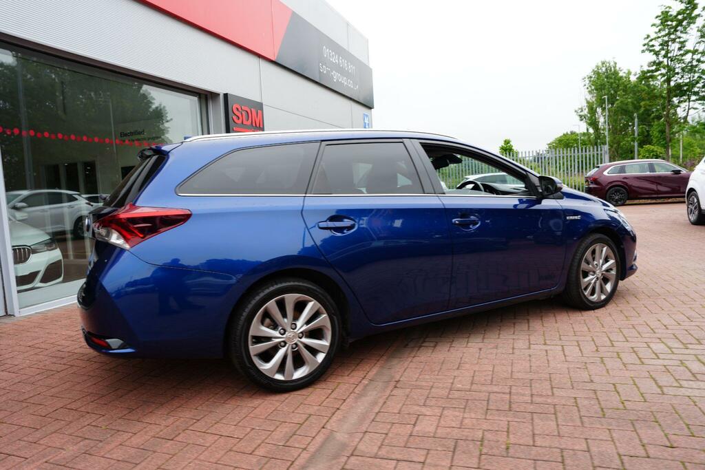 Toyota Auris White #28