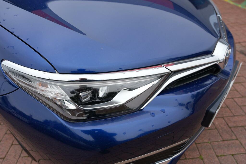 Toyota Auris White #69