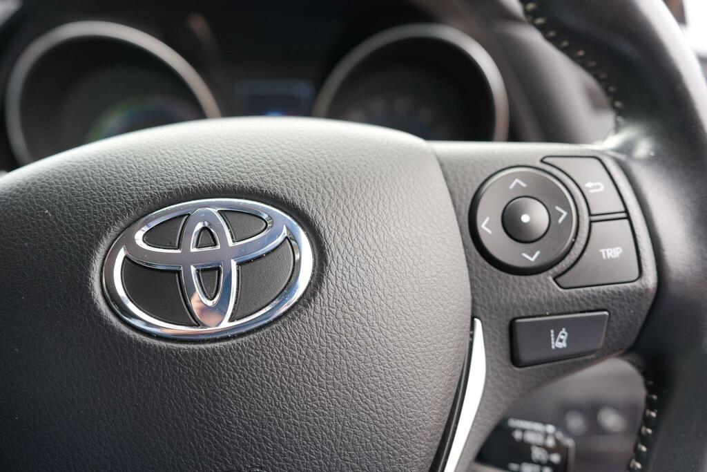 Toyota Auris White #49