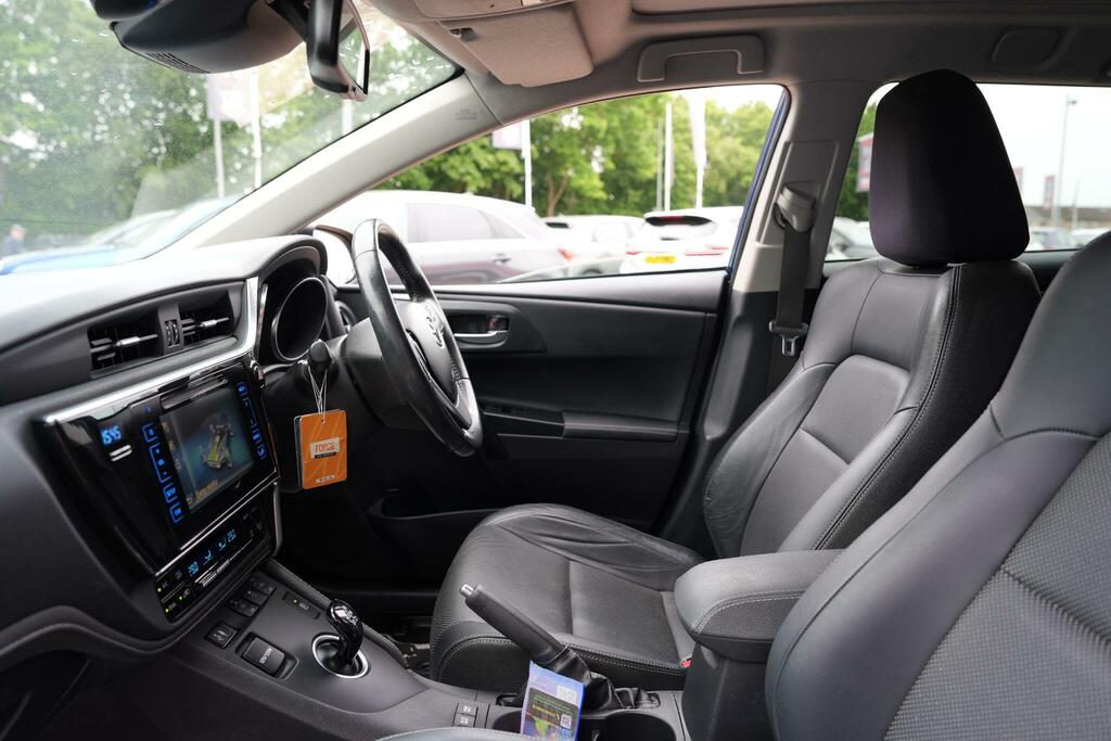 Toyota Auris White #64