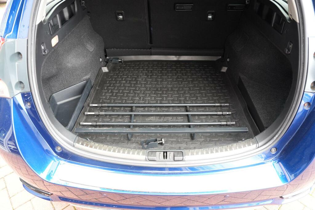 Toyota Auris White #60