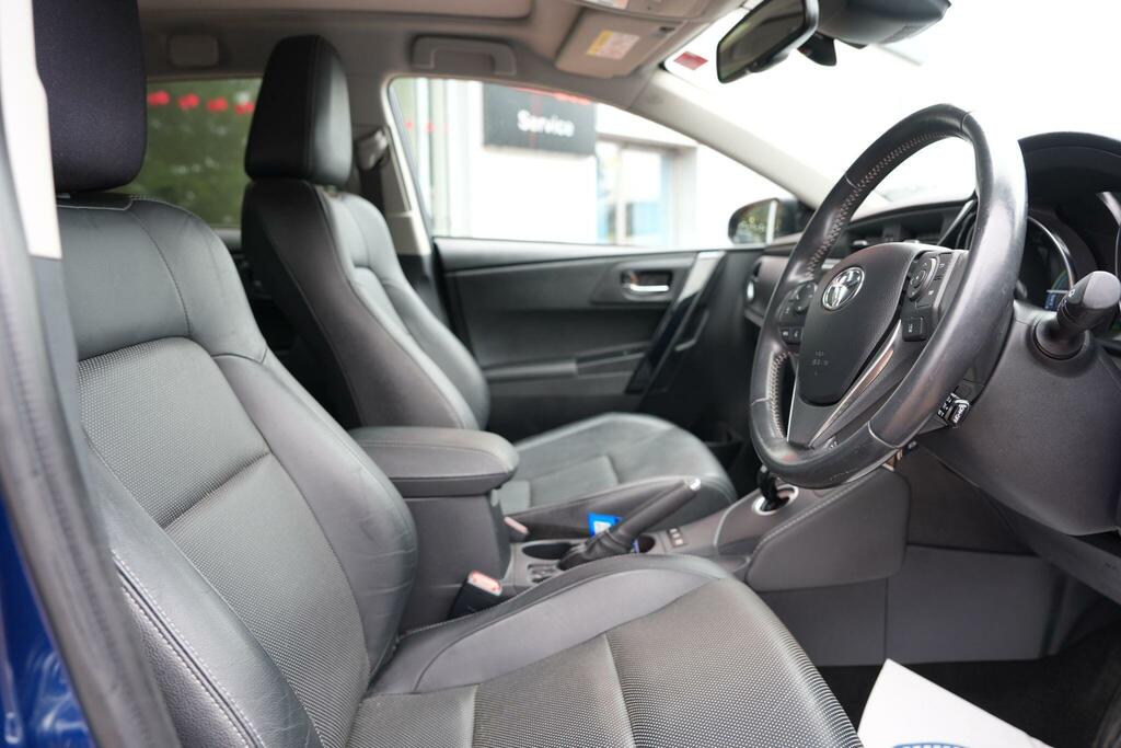 Toyota Auris White #35