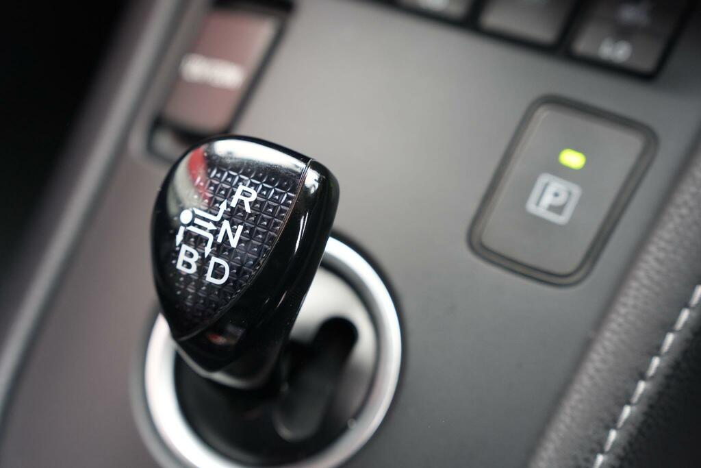 Toyota Auris White #32
