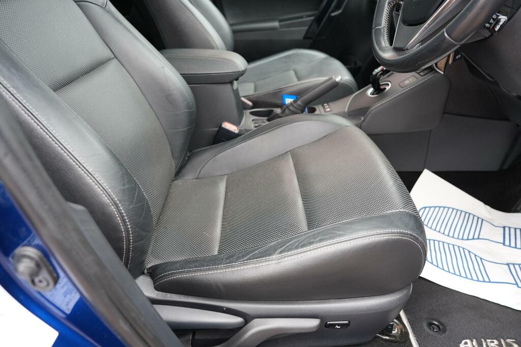 Toyota Auris White #36