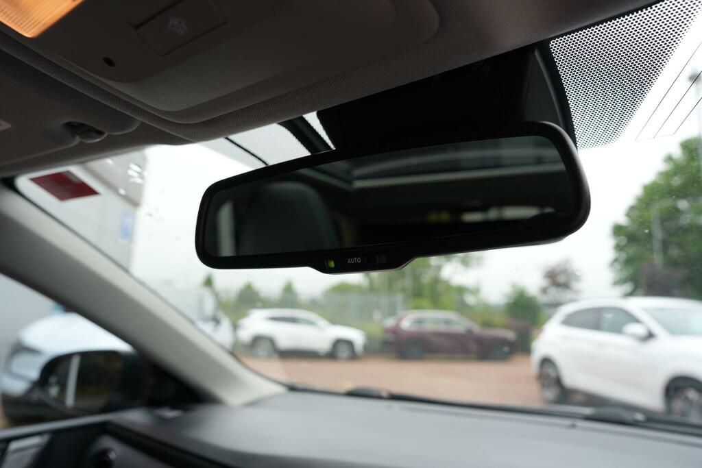 Toyota Auris White #71