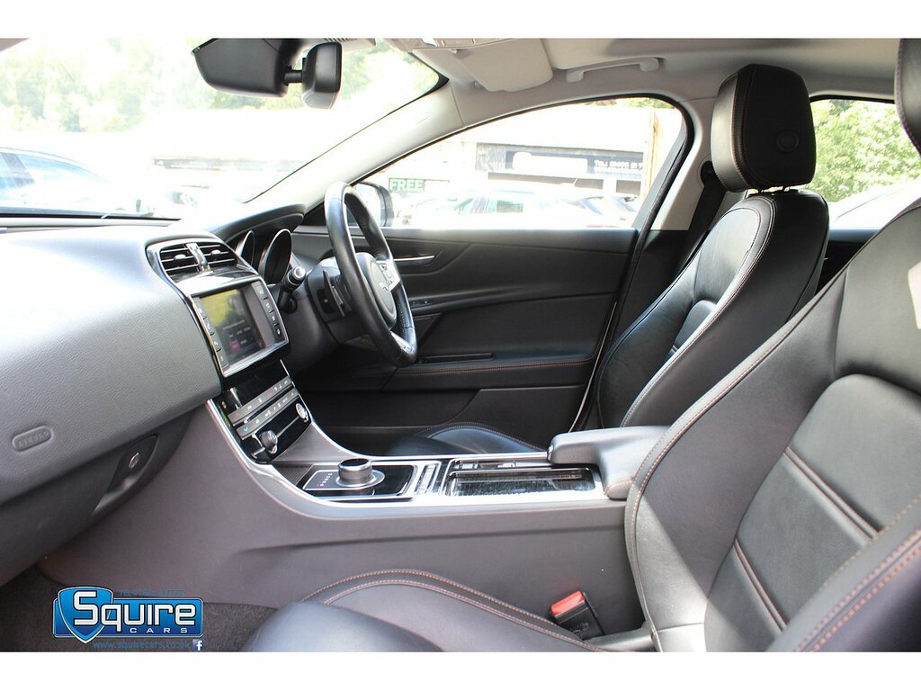 Jaguar XE I R-sport Black #24
