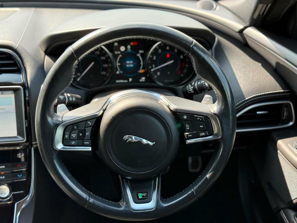 Jaguar XE 2.0 D180 R-dynamic Vq Black #40