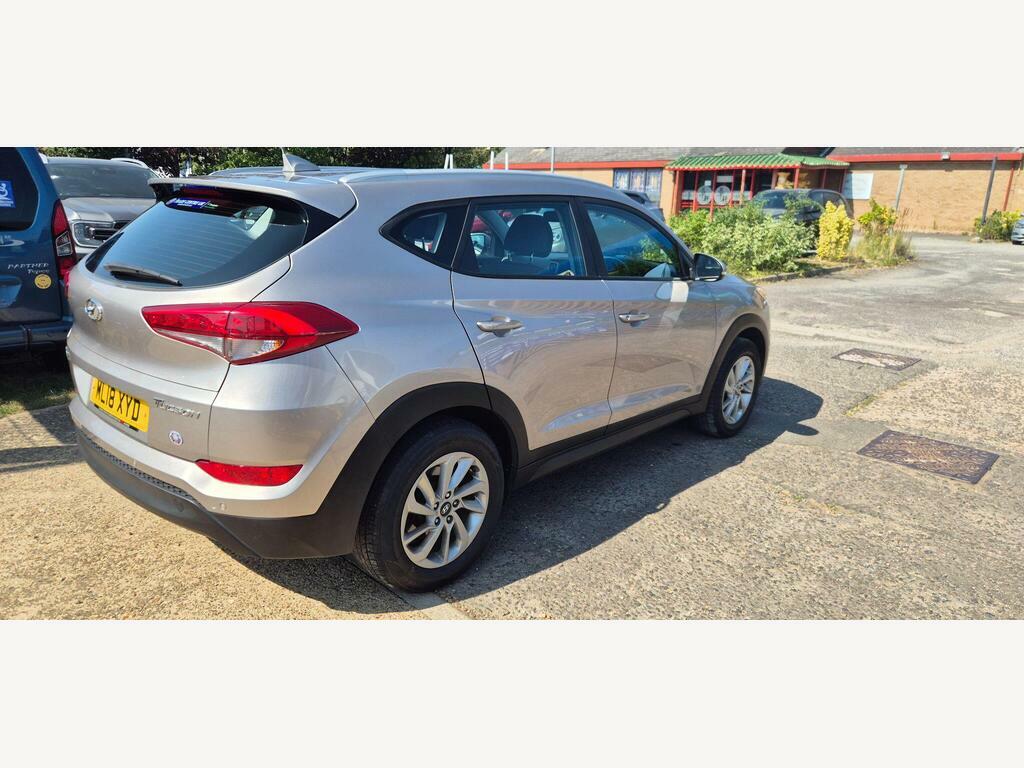 Hyundai Tucson 1.7 Crdi Blue Drive Se Nav Euro 6 S S White #2