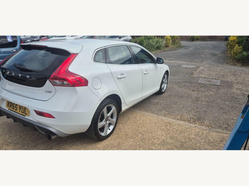 Volvo V40 2.0 D2 R-design Lux Nav Euro 6 S S White #2